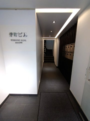 芳町ビルのエントランス