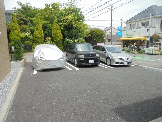 サニー・アートの駐車場