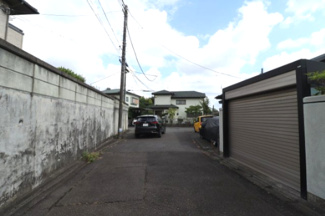 【前面道路含む現地写真】 | 前面道路は広々としており、駐車の苦手な方も安心です♪