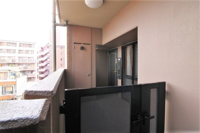 【その他共用部分】 | クレールメゾン今里ヴィサージュ | 玄関ポーチです。他の住人がドアの前を通ることがないので、プライベート感が高く、防犯面でも安心です。