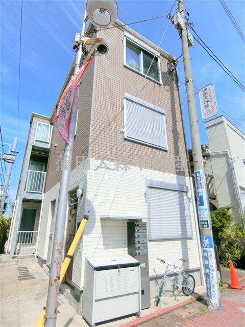 フォンテーヌ大鳥居の外観|2018年9月築　木造地上3階建て総戸数6戸　TVモニター付オートロック宅配BOXゴミ捨て場
東京都大田区西糀谷3丁目　京急空港線大鳥居駅徒歩4分、糀谷駅徒歩8分