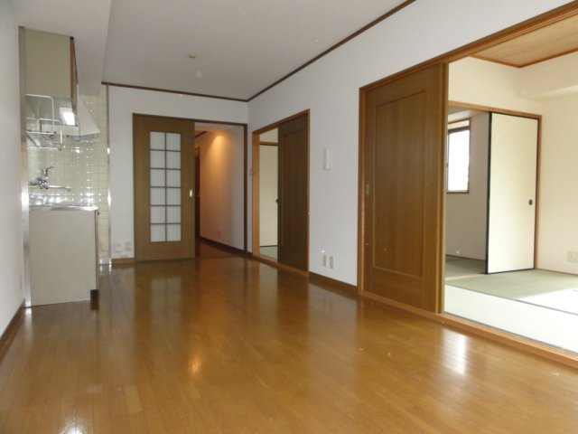 【居間・リビング】 | レトワールＳ2 | こちらの居間で趣味の時間をお楽しみください
