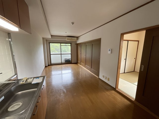 【居間・リビング】 | レトワールＳ2 | こちらの居間で趣味の時間をお楽しみください