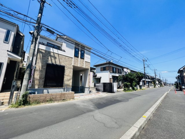 川越市寺尾2期　新築戸建の前面道路含む現地写真|南側8.3ｍ公道/東側4.0ｍ法定外道路