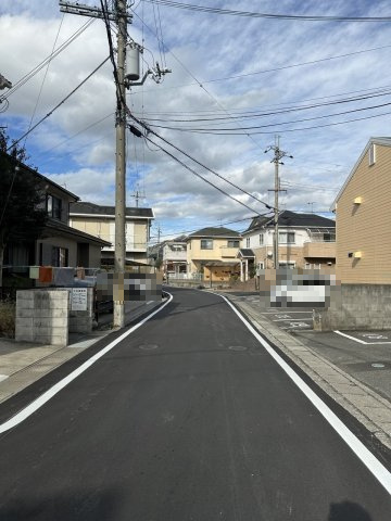 岩出市曽屋・中古戸建・114126の前面道路含む現地写真