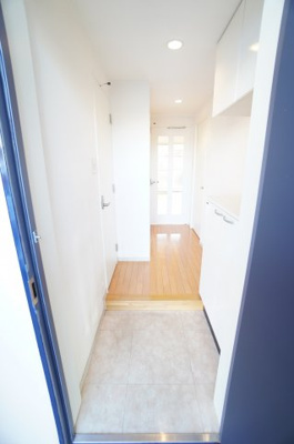 【玄関】 | アスモグランデ | ※同物件・反転タイプの写真です。