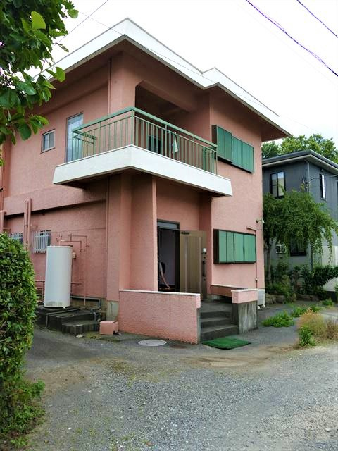 川奈　RC中古建ての外観|玄関写真向かって右に駐車スペース1台分