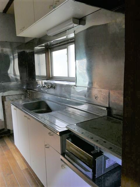川奈　RC中古建てのキッチン|経年を感じさせるキッチン