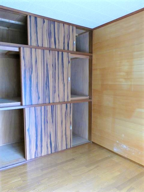 川奈　RC中古建ての洋室|十分な収納スペース付きの洋室