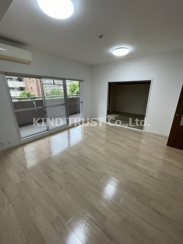 淀川リバーサイドタウンさくら13番館の居間・リビング|ゆったりとした居間です