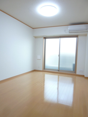 8.1帖洋室　エアコンと照明付きのお部屋です♪