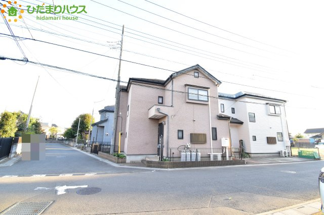 上尾市小泉5丁目　中古一戸建ての前面道路含む現地写真|陽当り・通風良好な角地物件(^^)/