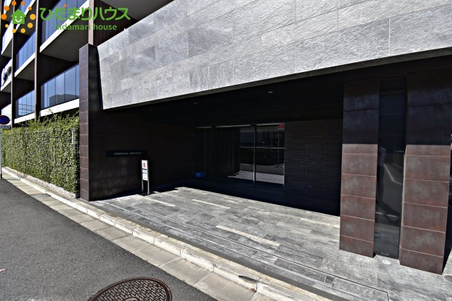 コンフォルシア大宮北のエントランス