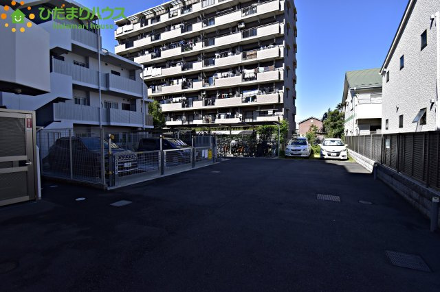 コンフォルシア大宮北の駐車場