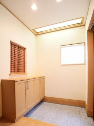 大字恒久　中古戸建ての玄関