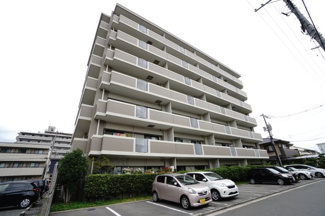 【外観】 | 【耐震性】
耐震性の高さを判断するポイントは、
建築確認申請日が1981年6月1日以降の
新耐震基準に適合しているかどうか。
震度６程度の大地震でも
建物が崩壊しないレベルが基準になりました。