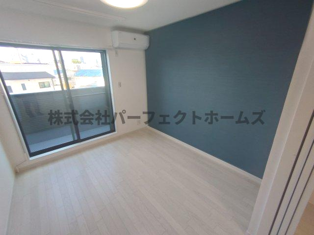 セレニティ池田A棟の洋室|明るい洋室です