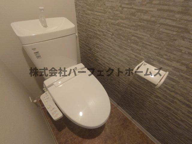 セレニティ池田A棟のトイレ|落ち着いた色調のトイレです