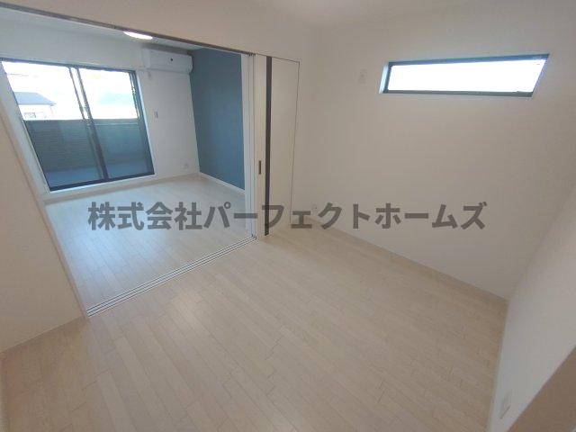 セレニティ池田A棟の居間・リビング|こちらの居間で趣味の時間をお楽しみください