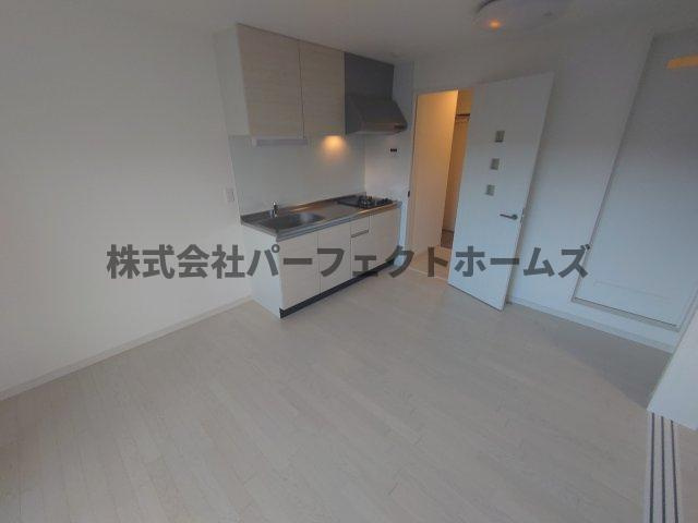 セレニティ池田A棟の居間・リビング|こちらのリビングで趣味の時間をお楽しみください