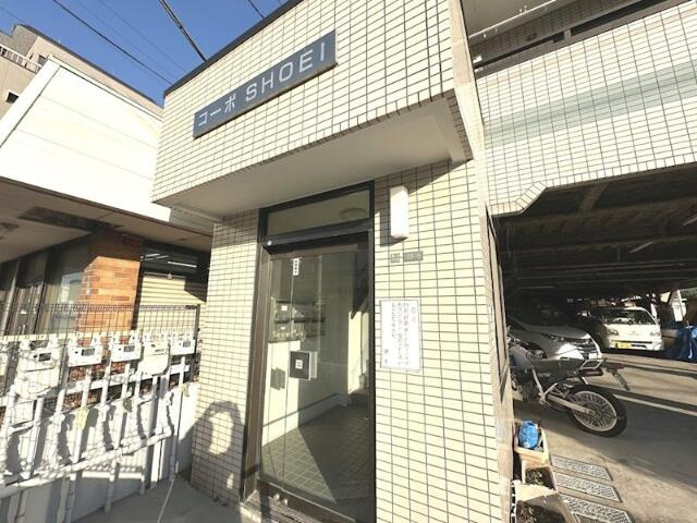重厚な雰囲気のエントランス