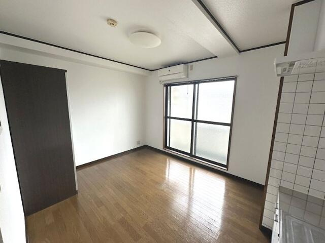明るい陽光射し込む室内空間