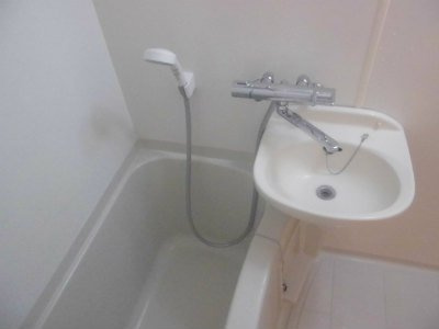 レオパレス天王の洗面所|UB（温度調節付き混合水栓）