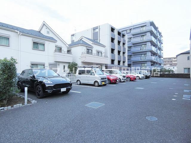 ラ・プランタン北野の駐車場