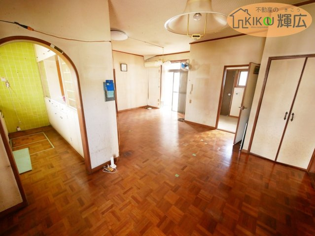 明石市魚住町西岡　中古戸建の居間・リビング|普段のお買い物はトーホー、コープこうべ、コーナン、キリン堂がいいですね。
錦浦小学校まで徒歩18分、魚住中学校まで徒歩16分です。