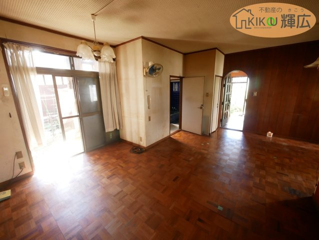 【居間・リビング】 | 明石市魚住町西岡　中古戸建 | リビングは約16帖ございます。形の良い間取りですので家具の配置がしやすいです。