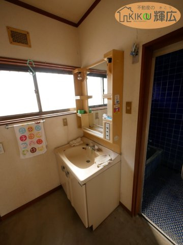 明石市魚住町西岡　中古戸建の独立洗面台
