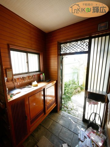 明石市魚住町西岡　中古戸建の玄関