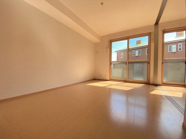 フローリッシュ美原の居間・リビング