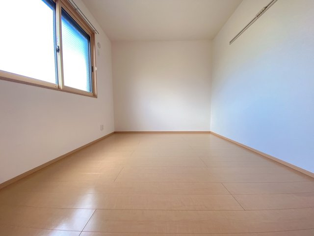 フローリッシュ美原の洋室