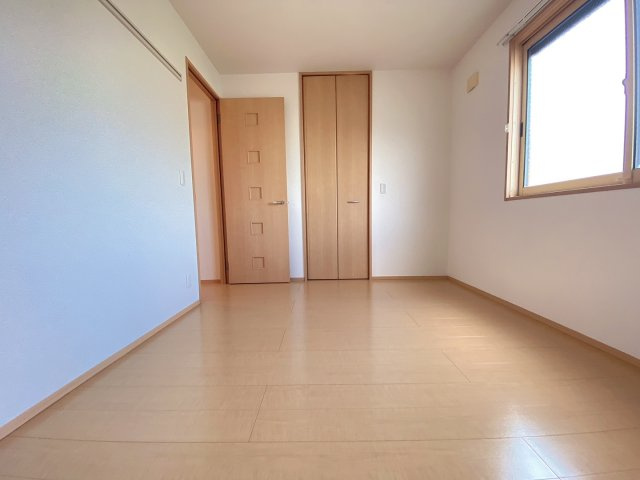 フローリッシュ美原の寝室