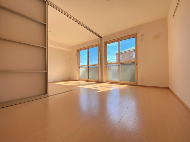 フローリッシュ美原の洋室