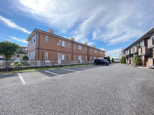 フローリッシュ美原の駐車場