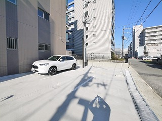 Sole Cedar 西大寺の駐車場
