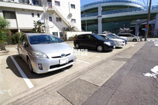 グランドメゾン黒川の駐車場