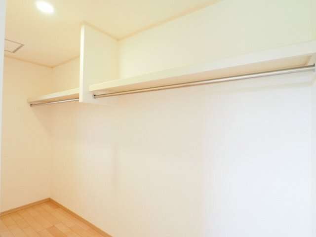 ２Ｆ洋室のウォークインクローゼット。収納が捗ります。