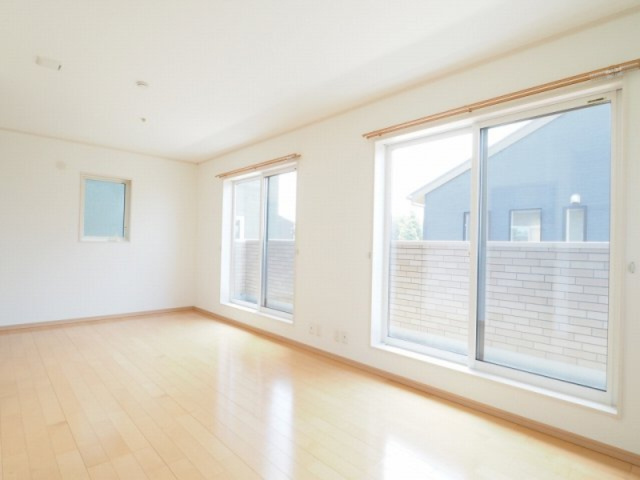 ２Ｆ洋室。ご家族構成によって２部屋に分割することが可能です。（別途工事要）