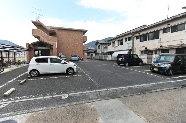 ビラ．マローネの駐車場