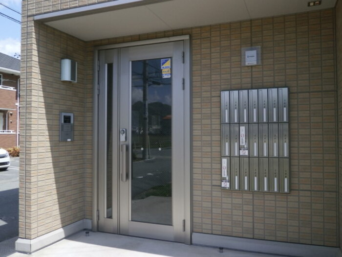セジュール町坪のエントランス