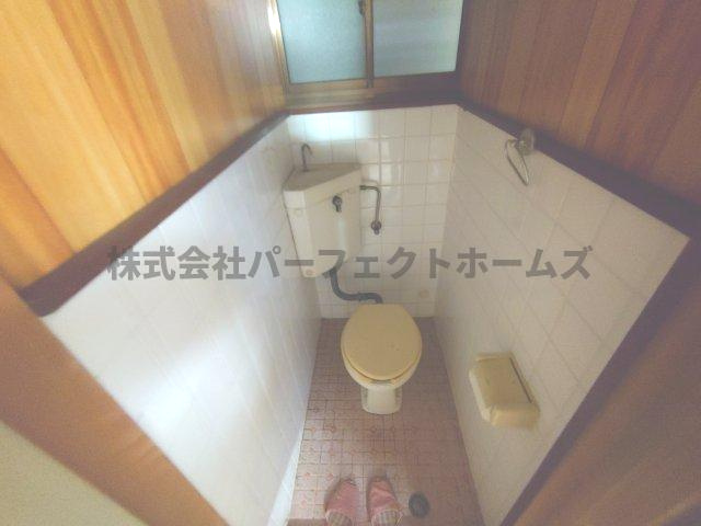 雲川向井田戸建　賃貸のトイレ|ゆったりとした空間のトイレです