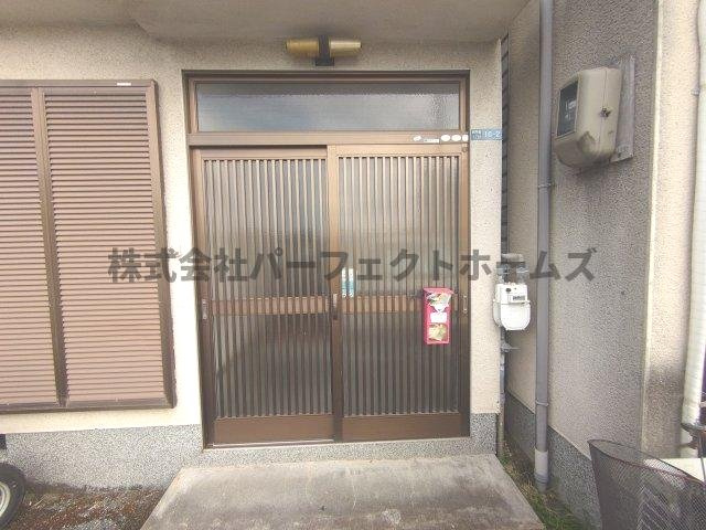 交野市向井田１丁目の一戸建てのエントランス|ゆとりのあるエントランスです