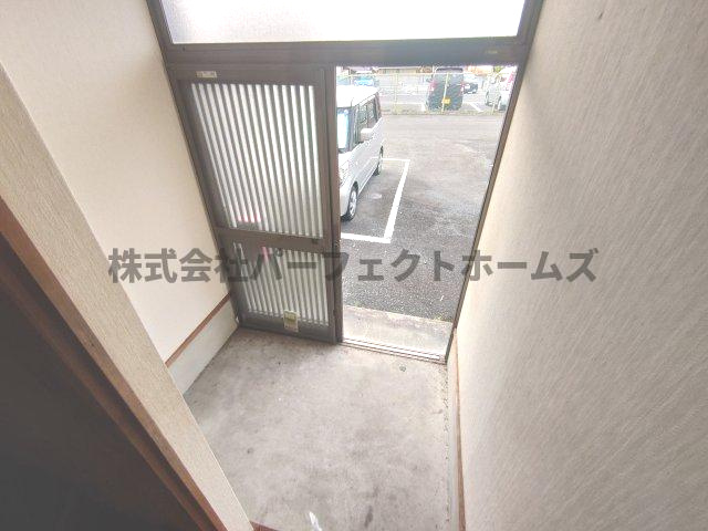 雲川向井田戸建　賃貸の玄関|明るい玄関です