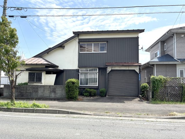 青山四丁目売地の外観|前面道路（北西側）から。建物は売主様が解体して、更地としての引渡しです。