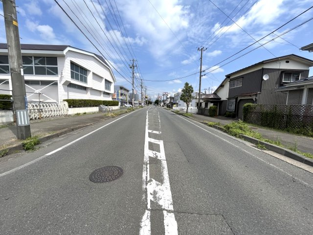 青山四丁目売地の周辺|前面道路です。両側に歩道を含む、２車線（片側１車線）です。 