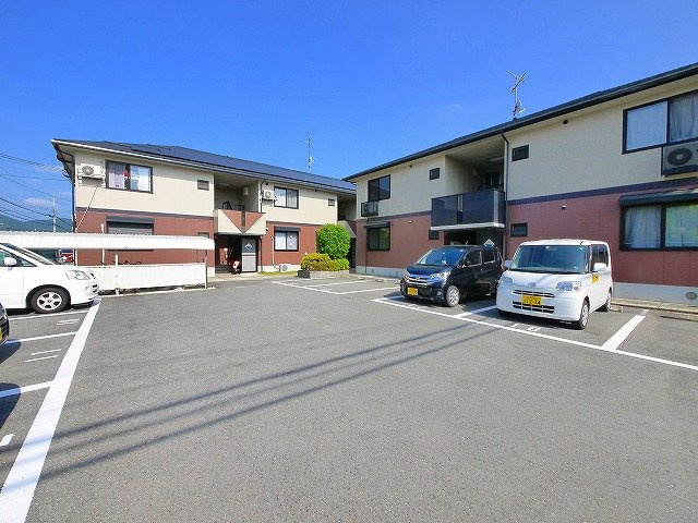 グリーンガーデン　壱番館の駐車場|車をお持ちの方に嬉しい駐車場付きの物件です
