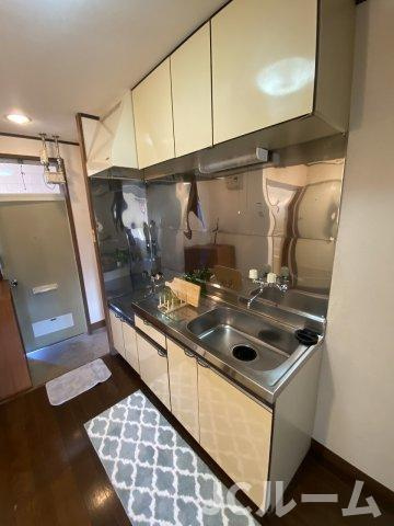 アーベントハイツのキッチン|上部にも収納があるので、フライパンやナベ・お皿など収納できます☆※家具は付属しません